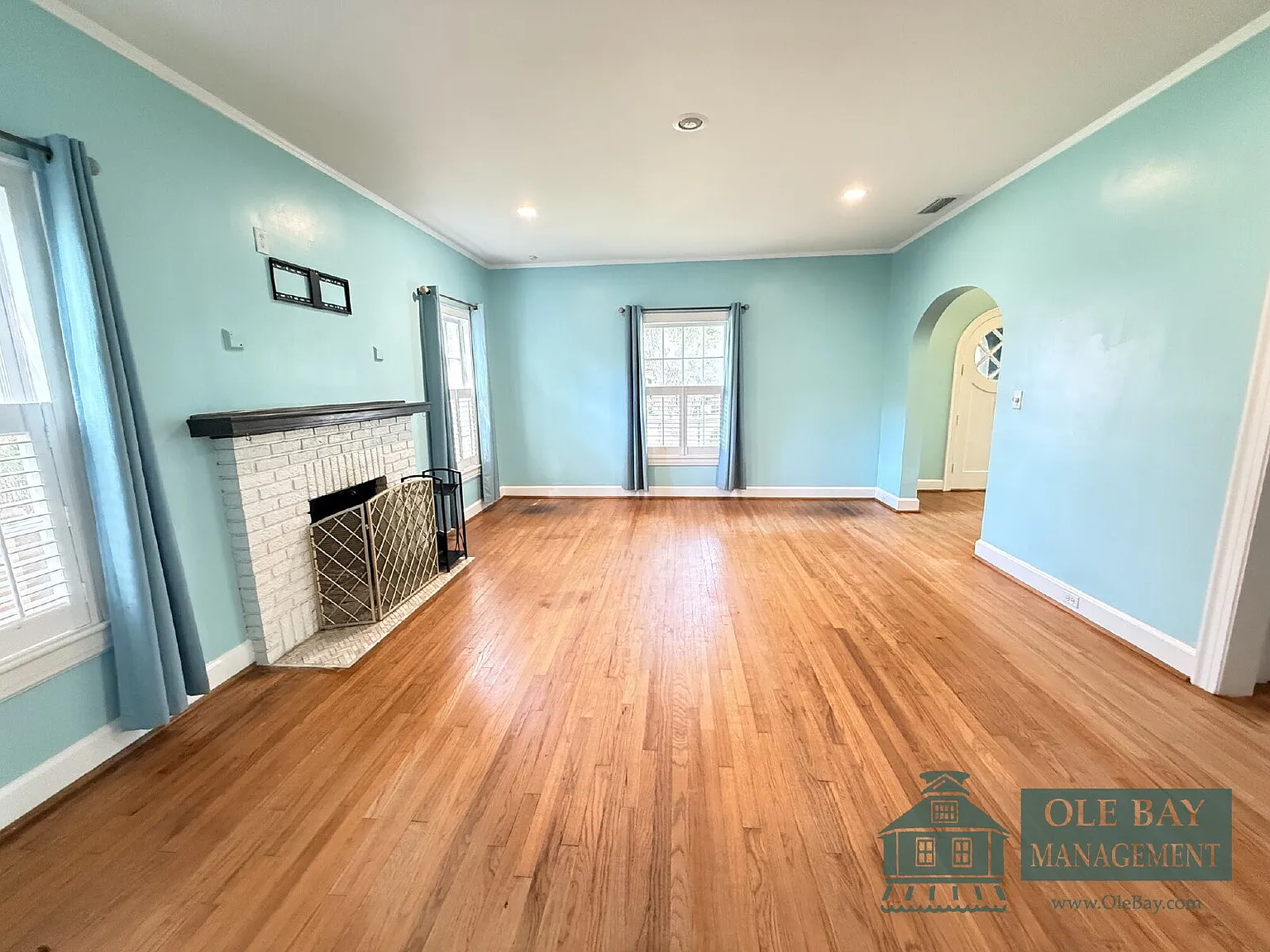 3 bed, 2.0 bath, 2100 sqft, $2,050 — Photo 3