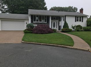 20 Twins Ln, North Providence, RI 02904