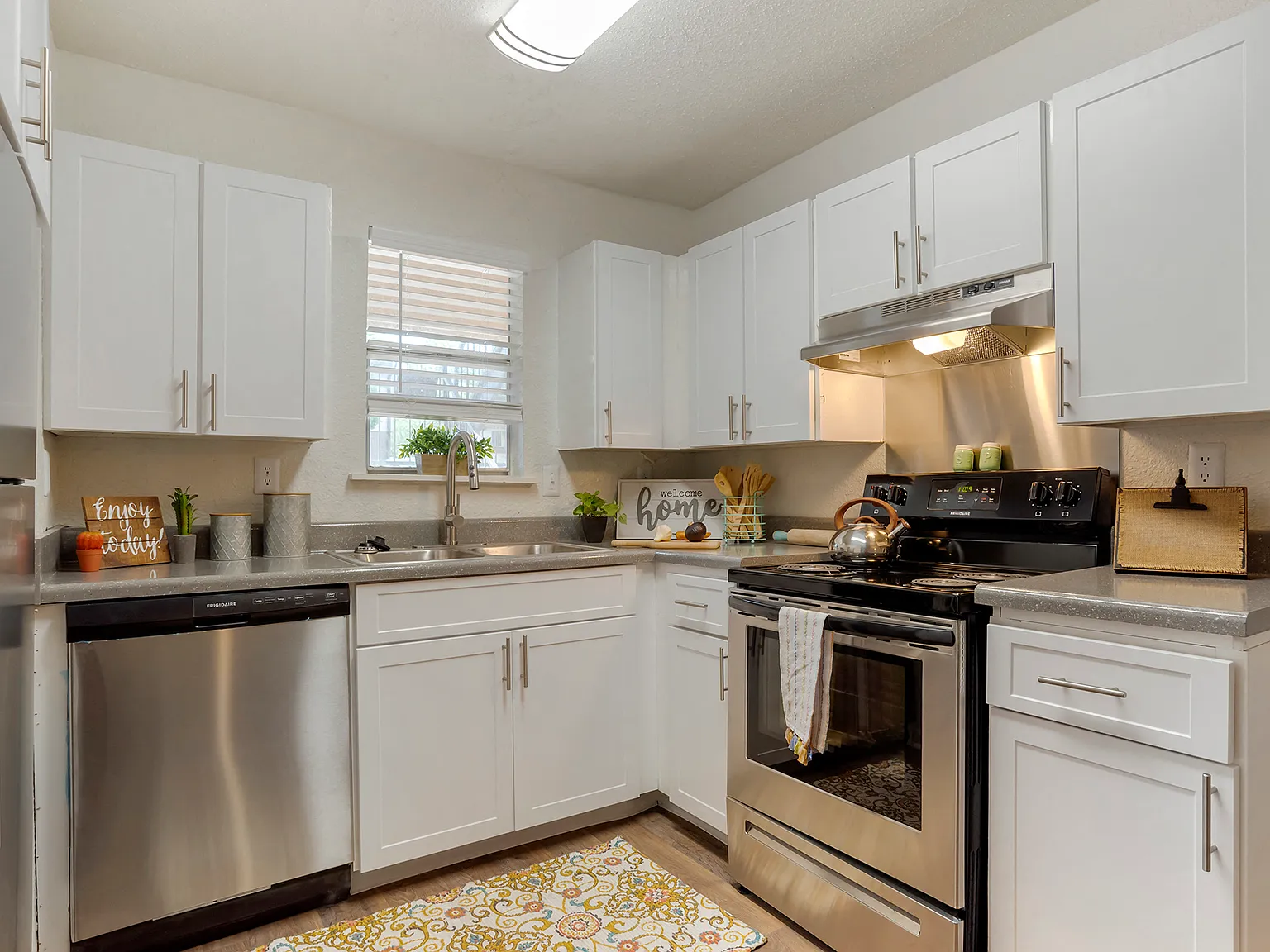 Lakeshore Landing Apartments — Photo 1