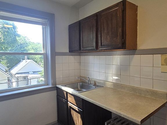4th image of 836 N Massasoit Ave APT 2B