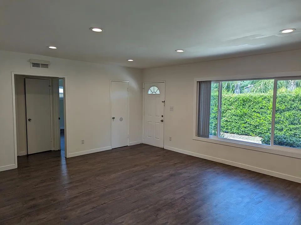Living Room - Phone Calls ONLY please.