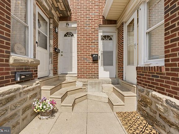 4th image of 253 Rosemar St