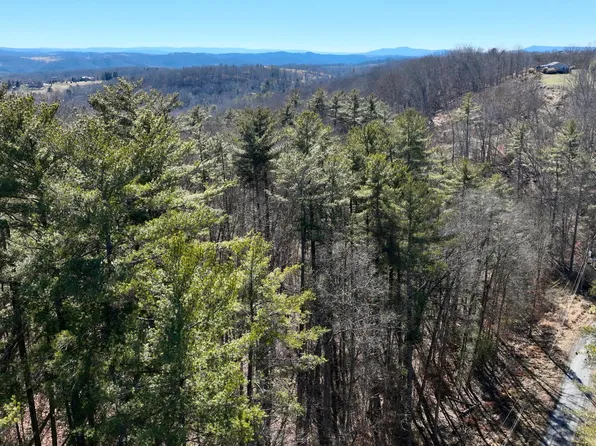 28 Victory Ln, Lewisburg, WV 24901