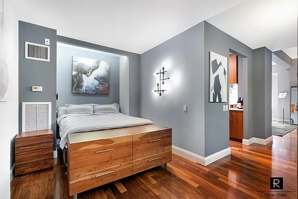 Sold by R New York | media 1