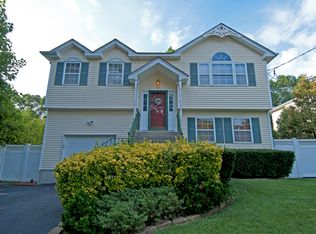 28 Clearfield Pl, Huntington, NY 11743