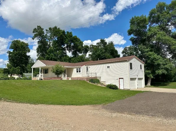 2220 73rd St NW, Minot, ND 58703