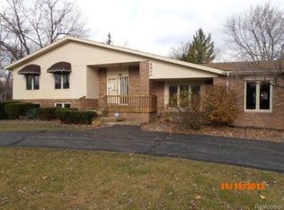 3800 Hollyhock Dr, West Bloomfield, MI 48322