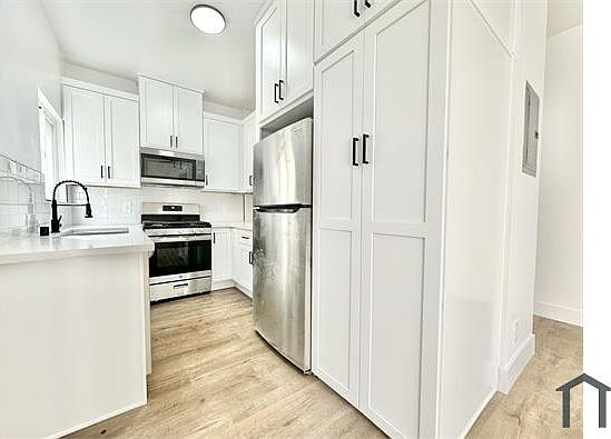1st image of 1412 W 10th Pl APT 1