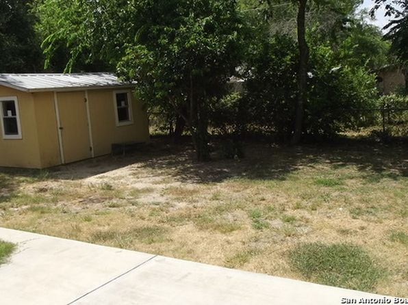 313 Mockingbird Ln, Devine, TX 78016
