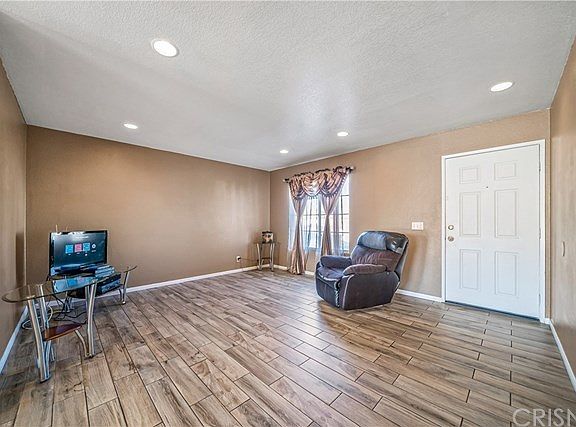 3rd image of 43257 Fleetwood Dr