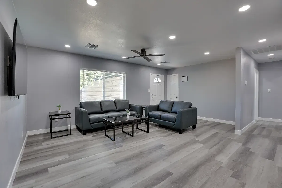2140 W Vista Ave — Photo 2