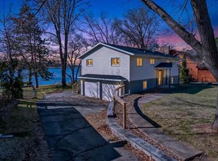 W5605 Island Dr, Pardeeville, WI 53954