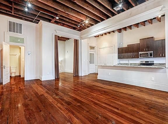 3rd image of 137 Carondelet St #404