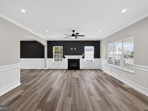 4th image of 1021 W Maple Ave