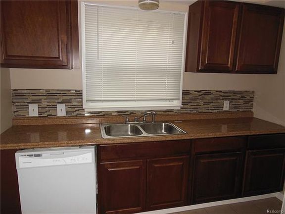 3rd image of 24331 Cloverlawn Ave