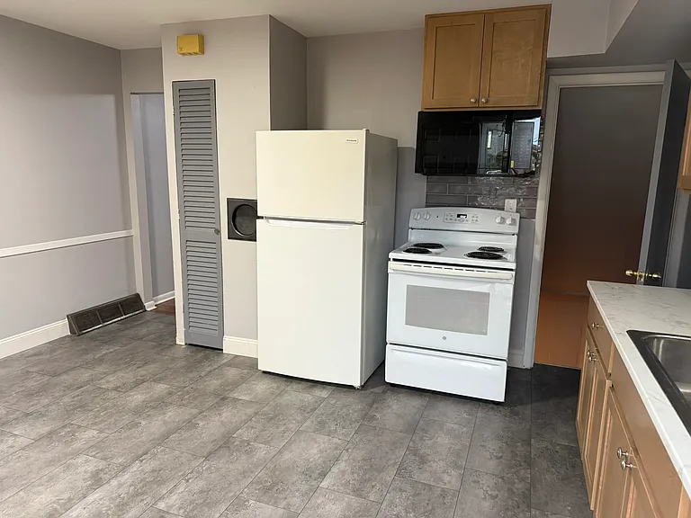 905 North Meadows Court - D — Photo 2