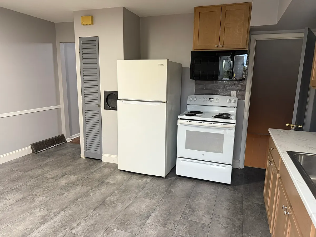 Building Photo - 905 North Meadows Court - D