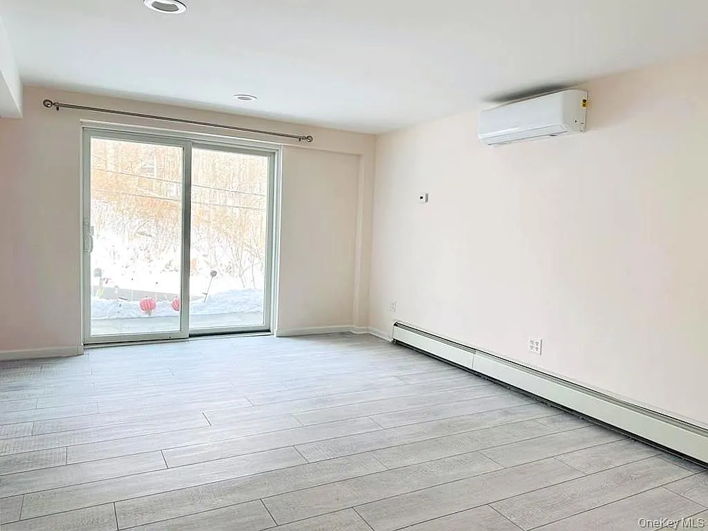 2 bed, 1.0 bath, 1000 sqft, $2,900 — Photo 2