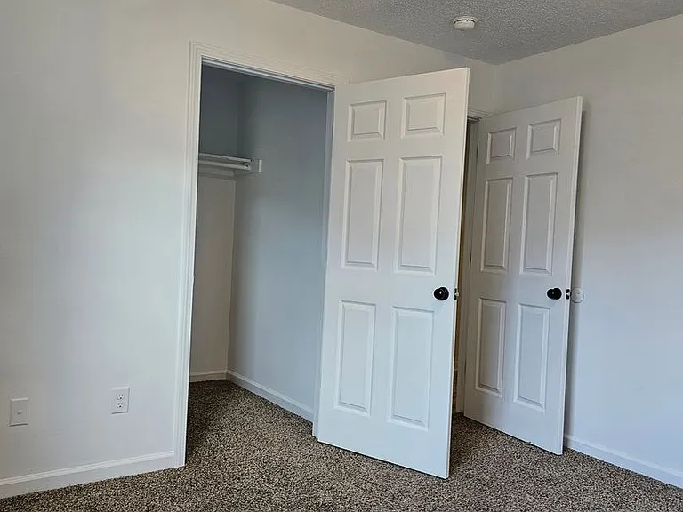 Spacious 4 Bedroom 2 Bath Upstairs unit! — Photo 18