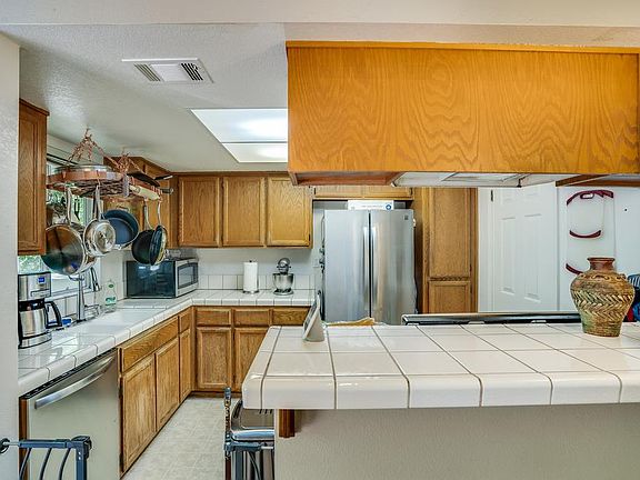 4th image of 1050 Summershore Ct