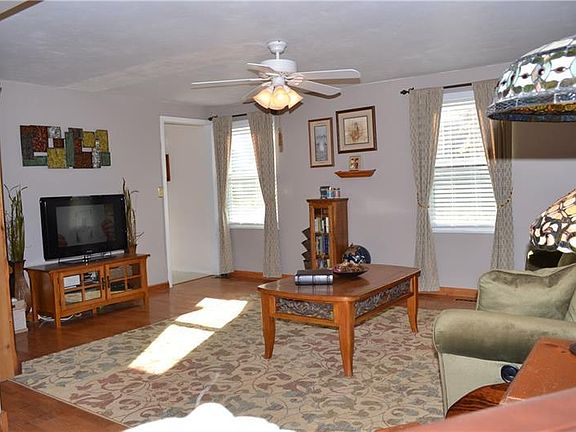 3rd image of 212 N Rose Dr