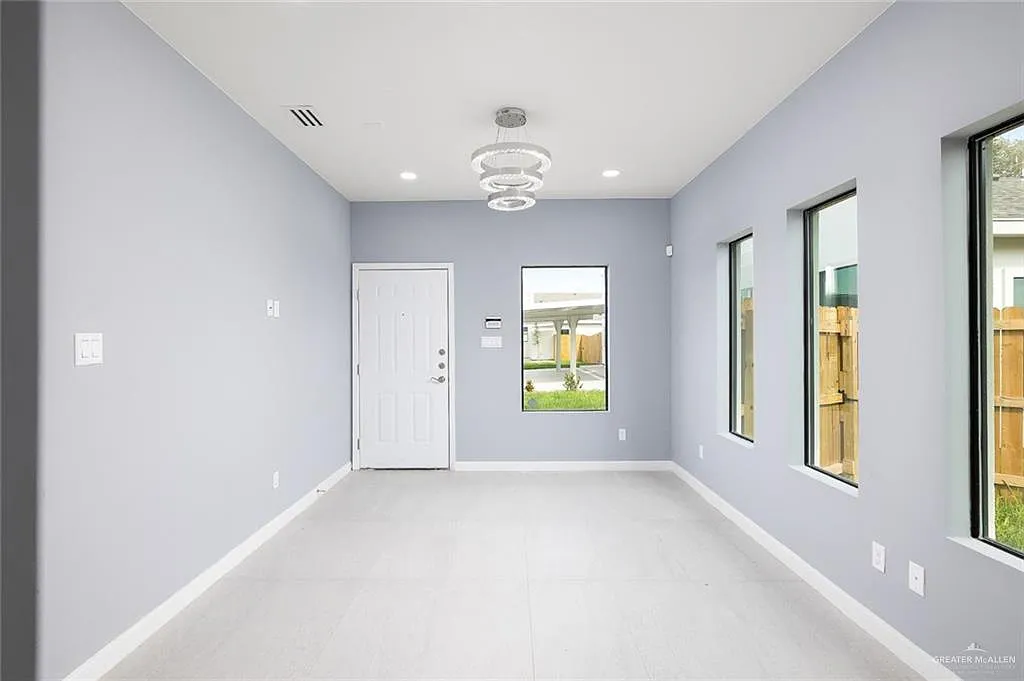 3 bed, 2.0 bath, 4160 sqft, $1,100 — Photo 4