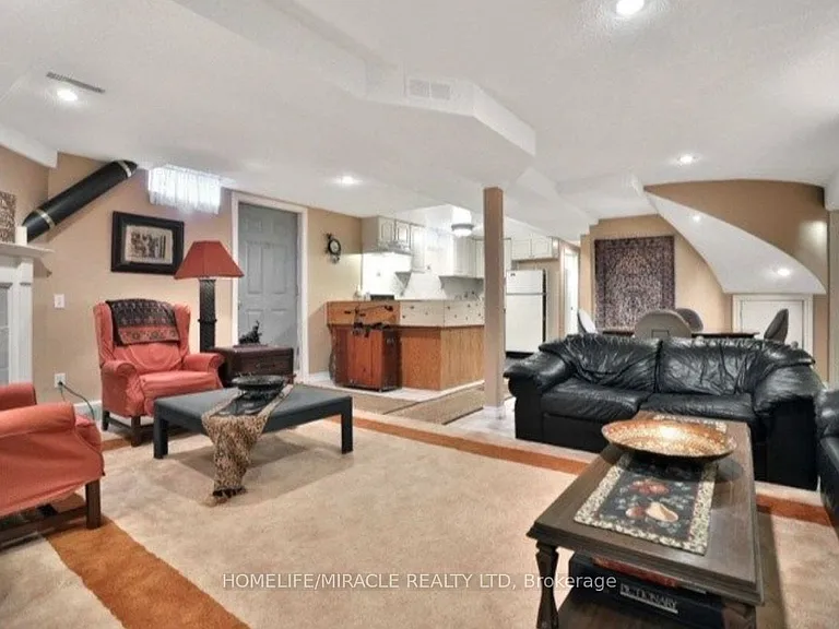2999 Valcourt Cres — Photo 3