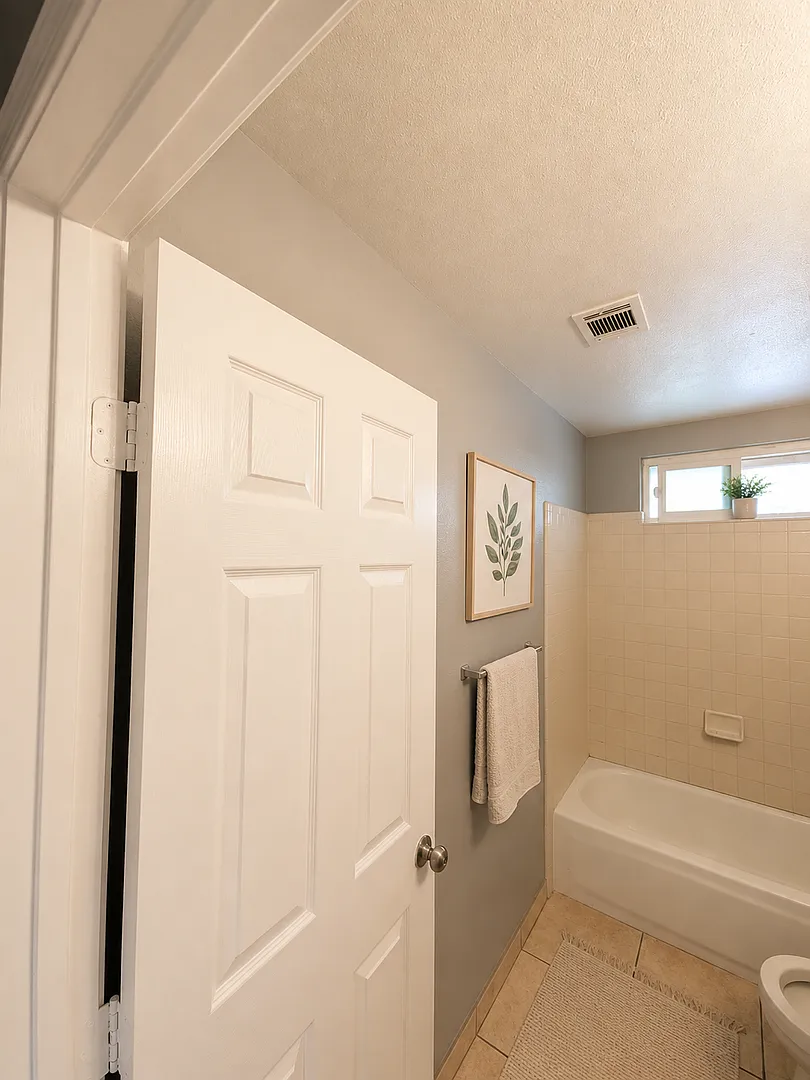 1620 E Yale Avenue — Photo 4