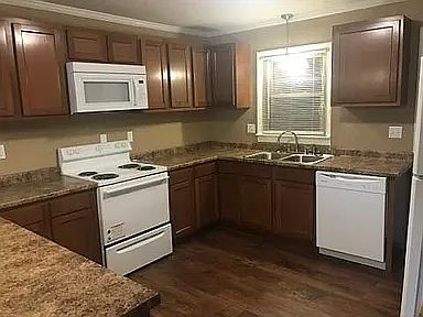 3rd image of 215 Jones St APT B