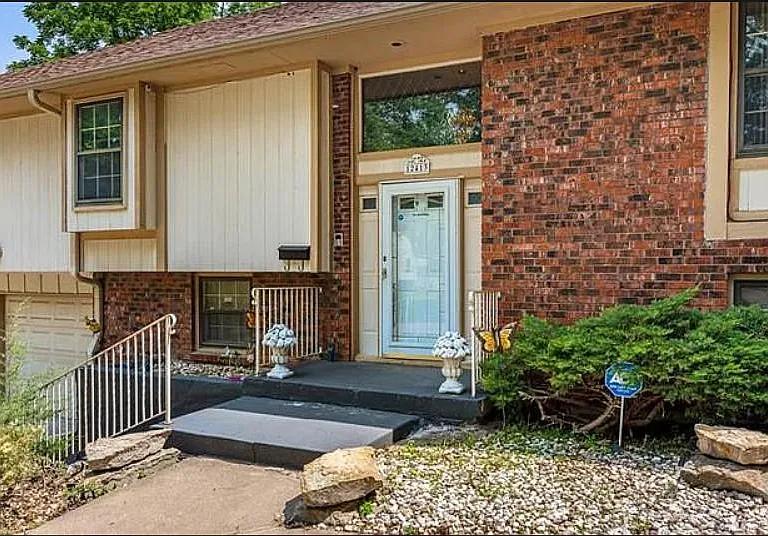 12413 Monroe Ave — Photo 2