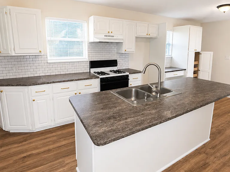 24 Fontainebleau Dr — Photo 6
