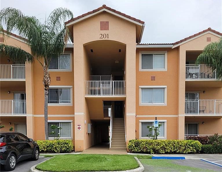 1st image of 201 SW Palm Dr APT 104