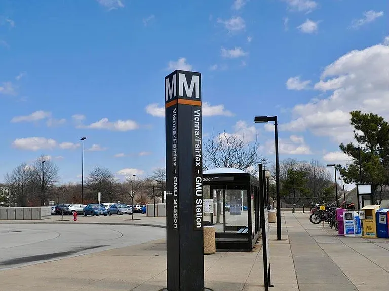 Close to Metro!