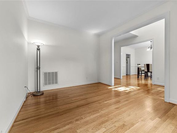 5th image of 906 Haddington Ct S