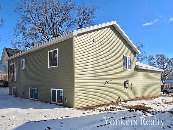 4th image of 216 Leonard St