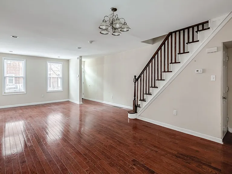 1923 Carpenter St — Photo 1