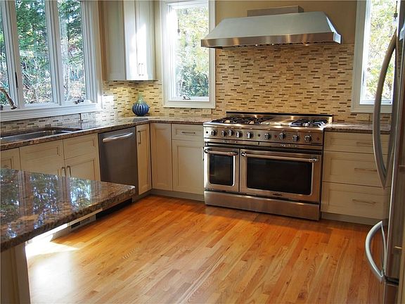 4th image of 537 Lakeshore Dr
