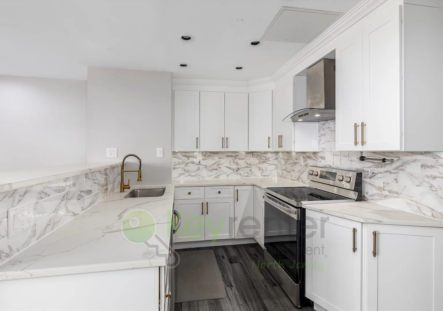 Penthouse Luxury Living with Stunning Views 2BR/2BA Condo in Prime Hackensack Location — Photo 1