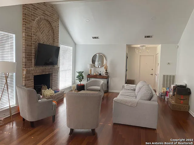 3718 Hunters Cir — Photo 4