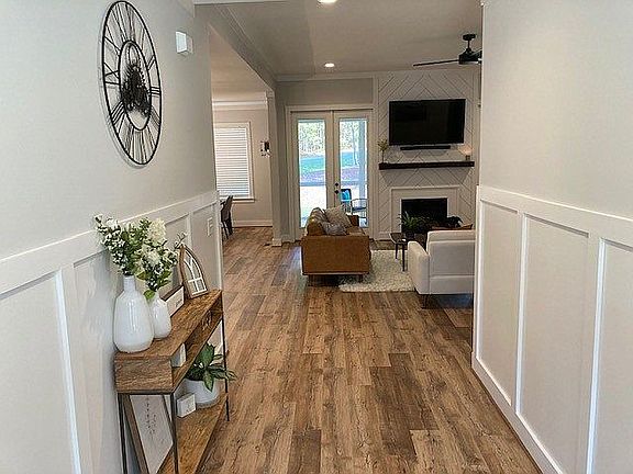 3rd image of 102 Redwood Dr