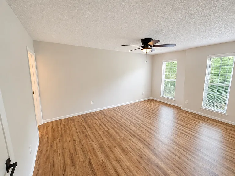 405 Whispering Ln — Photo 12