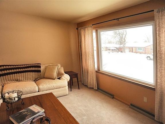 4th image of 2210 Linden Dr