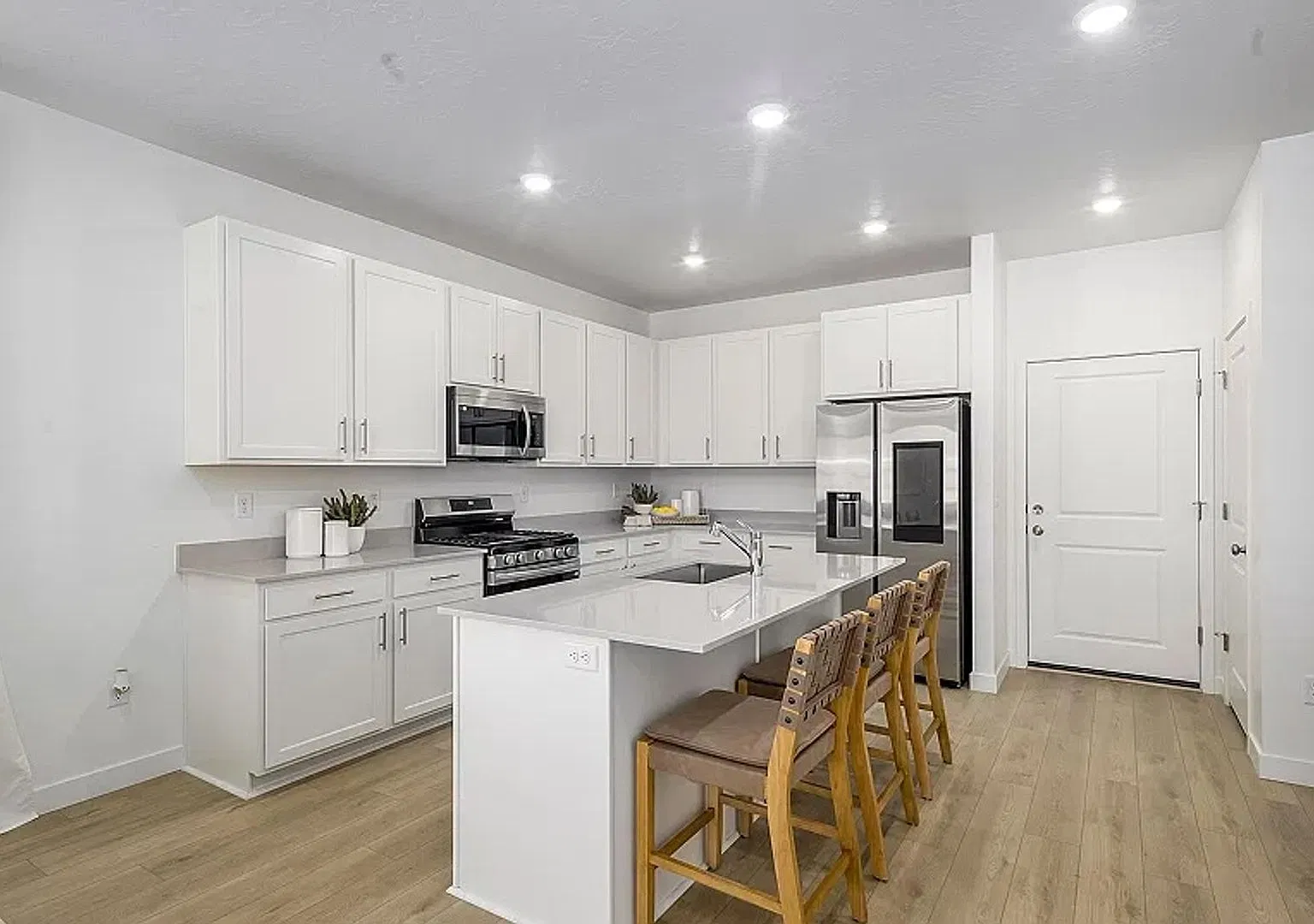 4 Bedrooms, 3.5 bathrooms Saratoga Springs Townhome — Photo 2