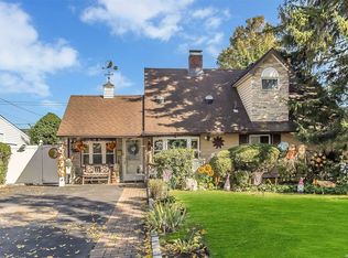 7 Hamlet Rd, Levittown, NY 11756