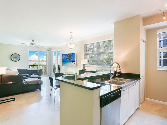 3rd image of 225 NE 1st St #Penthouse 01