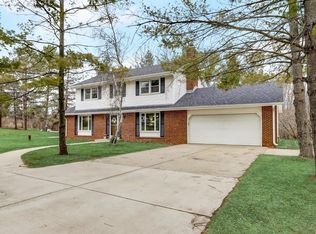 W273S8575 Hillview Dr, Mukwonago, WI 53149