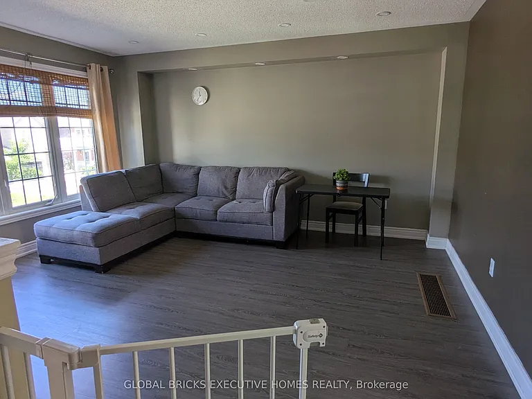 1218 Lamont Cres — Photo 4