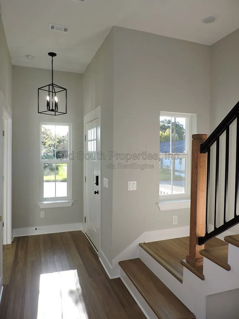 3 bed, 2.5 bath, 1704 sqft, $2,600 — Photo 2