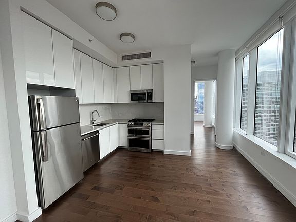 5th image of 515 W 36th St #Penthouse 2a