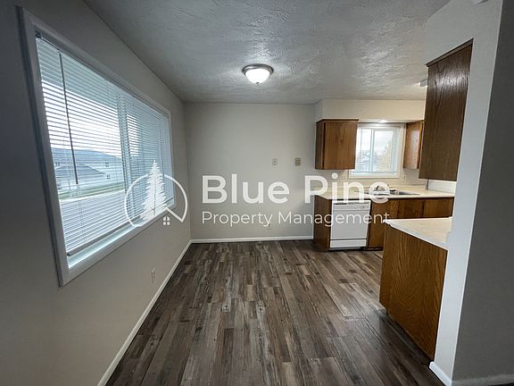 4th image of 678 Foster Ave
